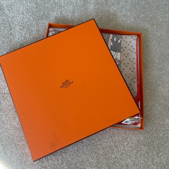 *Sold* 100% Authentic Brand New Hermes 90 x 90 silk scarf - Le premier chant - Picture 2 of 8